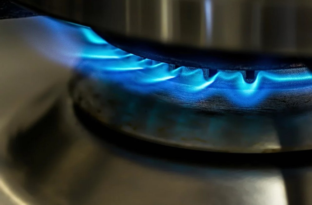 Kochen mit Gas (Credit: Adobe Stock)